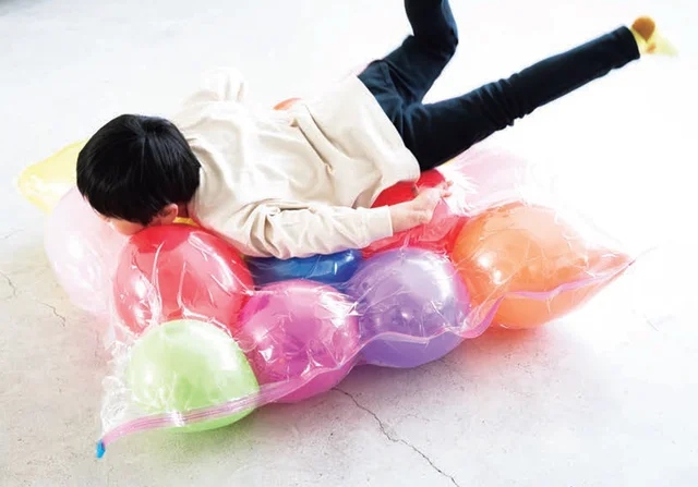 【運動神経を鍛えるおうち遊び】意外に丈夫でびっくり「風船ベッド」の作り方