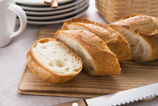 【写真を見る】フランスパンはひっくり返して切ると綺麗な仕上がりに