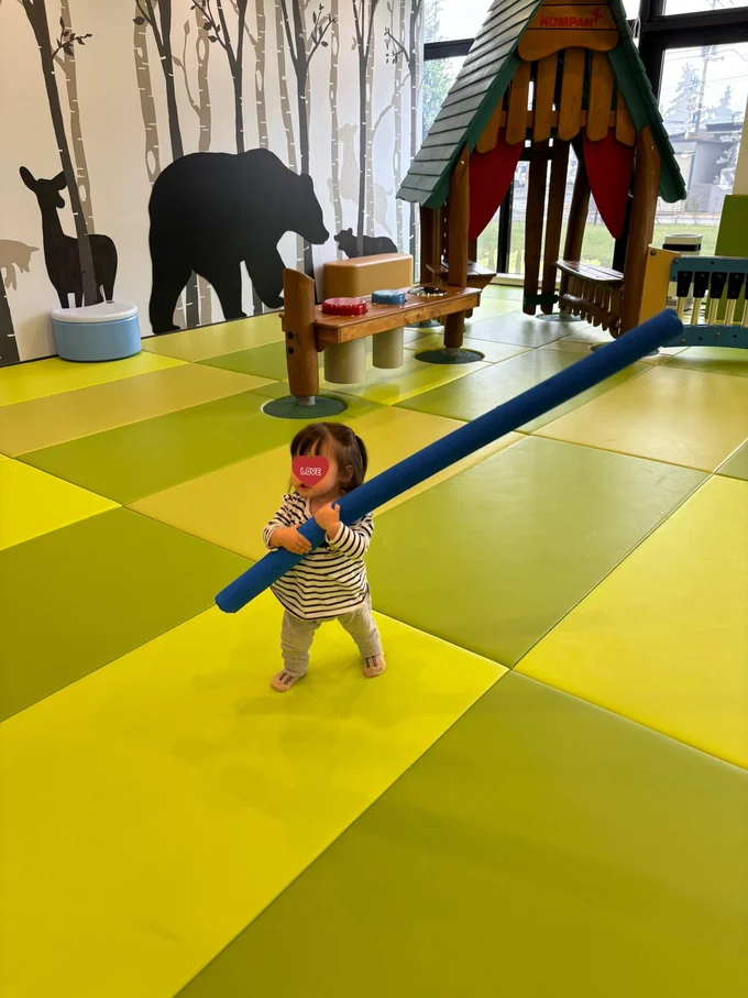 「体格の小さいキャラクターが大きな武器持ってるみたい」と投稿主さんのコメント▶一生懸命な姿が可愛い!(⇒次へ)