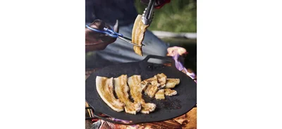 ハサミで食べやすい大きさに切り分ける