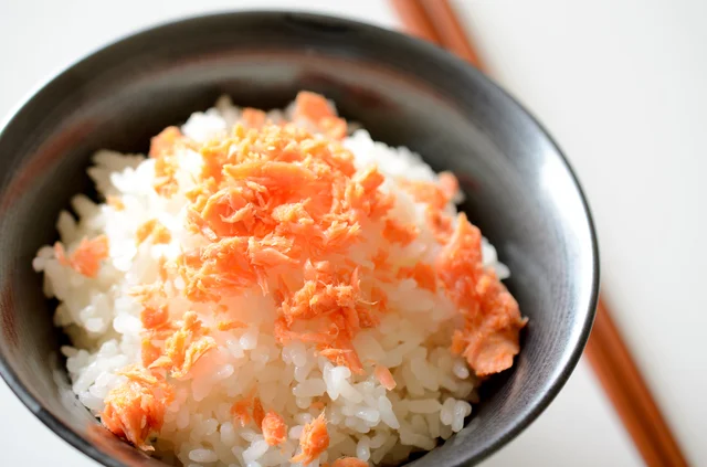 冷蔵庫の余った鮭がふっくらふりかけに！ 白米にぴったりの“ごはんのおとも”特集