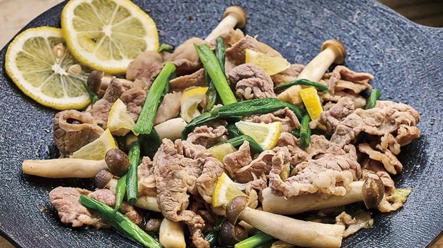 【マルチグリドルで炒める】ごはんもお酒も進む「ねぎと牛肉のレモンバター炒め」