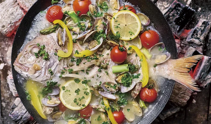 【マルチグリドルで煮る】魚介の旨味がギュッ！食卓華やぐ「アクアパッツァ」／マルチグリドル マジックレシピ（4）