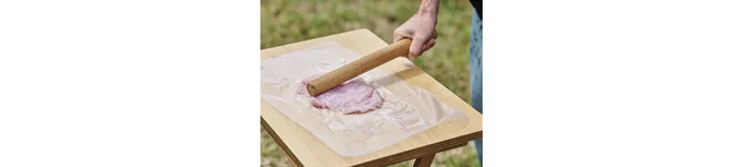 めん棒や空きびんなどでたたく