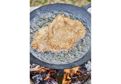 両面をきつね色になるまで揚げ焼きにする