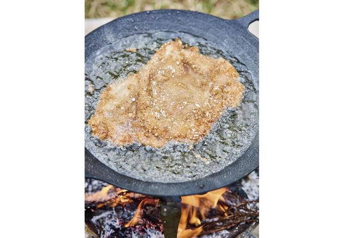 両面をきつね色になるまで揚げ焼きにする