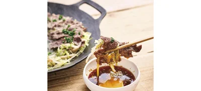 卵黄を溶いた焼肉のタレにつけて食べる