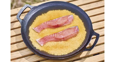 調味料を加えて軽く混ぜ、紅鮭をのせる