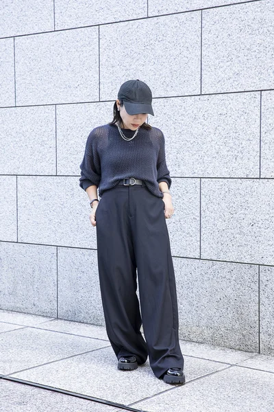 パンツと合わせてカジュアルに