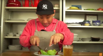 ナイフを入れるとチーズがあふれ出ます