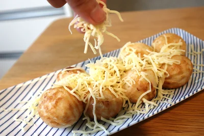 チーズをトッピング