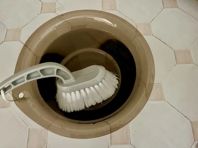 初めて使うときは、ぬるま湯に約10分ひたしてからほぐします