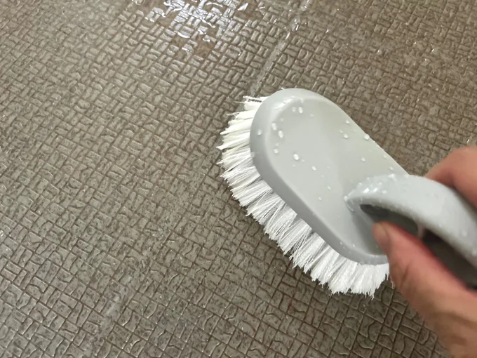水をつけて擦れば、細かい溝の汚れをブラシが絡めとってくれます