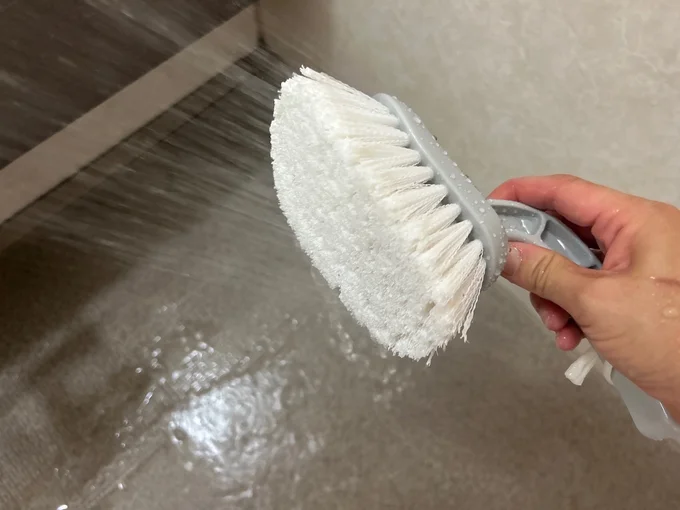 汚れたブラシは水で流してキレイに