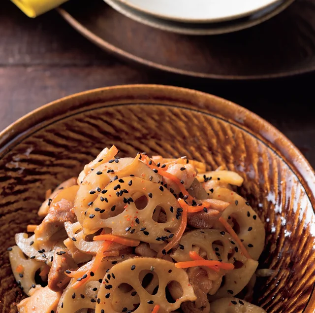 れんこんの食感に黒ごまのプチプチ、一味のピリ辛がくせになる！「とりとれんこんのきんぴら」【笠原将弘さんの秋野菜レシピ】