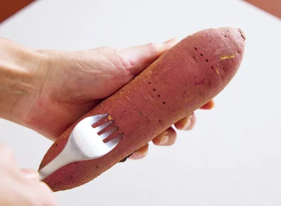 火が入りやすいよう、フォークで浅く穴をあけておく