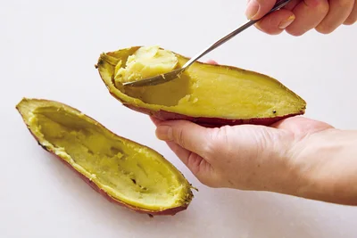皮が破れないように気をつけながら、スプーンで中身をくりぬく