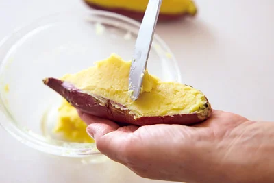 平らに詰めてからこんもりのせ、テーブルナイフやバターナイフなどで山形にならす