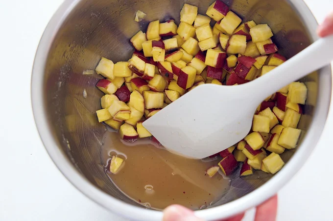 砂糖がなじむと水分が出てくる。この水分と薄力粉をなじませ、生地にする