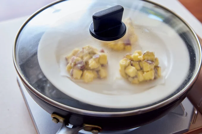 バットの上に皿をのせれば、水にひたらずに蒸せる