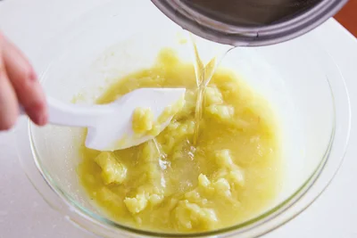 寒天液は少しずつ加えると混ぜやすく、早くなじむ