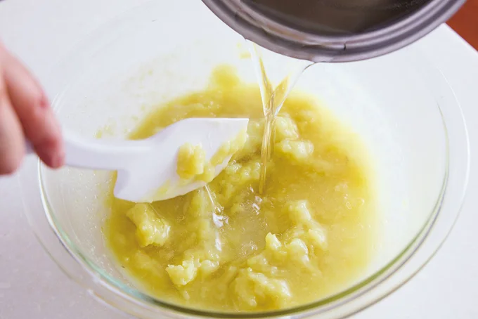 寒天液は少しずつ加えると混ぜやすく、早くなじむ