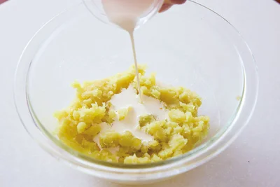 粗く潰して食感を残したさつまいもに、生クリームを少しずつ加える