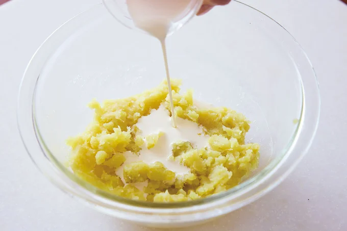 粗く潰して食感を残したさつまいもに、生クリームを少しずつ加える