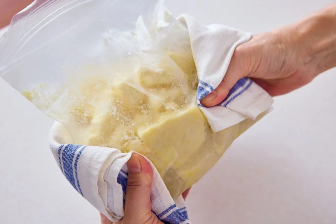 手がかなり冷たくなるので、布巾などの上からもむのがおすすめ