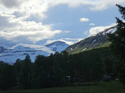 合成みたいなノルウェーの雪山▶お庭でお散歩♪（⇒次へ）