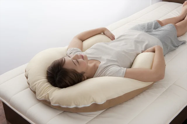 抱き枕はもう古い?! 抱かれるタイプの新型登場で睡眠負債も怖くない
