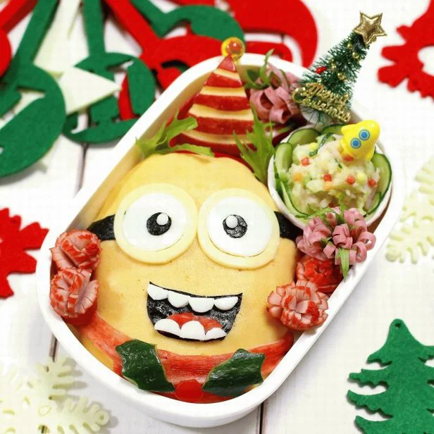 元気いっぱいミニオンが、クリスマスバージョンになってさらに楽しそう。キャラ弁「ミニオンのクリスマスオムライス弁当 」（投稿者：Kayoko さん）