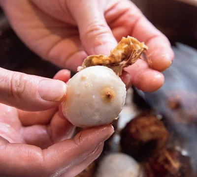 粘りのある里いもは皮ごと水からゆでることで、つるっと皮がむけやすくなります