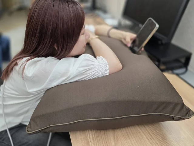 ゴリラの“お腹”で極上のお昼寝を!? お昼寝専用枕「ゴリラのひとねむり」で究極のリラックス体験が叶う！