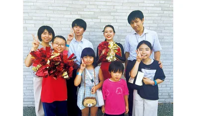 橋本さんご夫妻と子ども6人の8人家族。上から長男・高1、長女・中3、次女・中1、三女・小4、四女・小2、次男・5歳