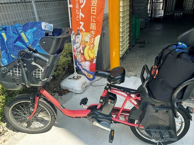 決まったスーパーで自転車で運べる量のカゴ２つ分買うと、1回8000～1万円に収まる。計算せずに予算を守れる方法