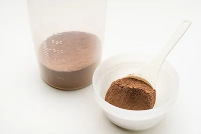 プロテイン製品の主原料は、ホエイ、カゼイン、ソイの3種類