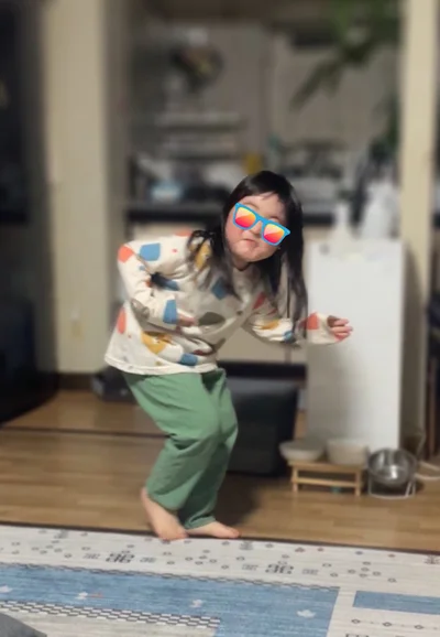 ワンちゃんだいすき！娘さんもハナマル100点！▶次画像から共感と笑いが止まらない子育てコミックエッセイ『しおさん1歳 令和ギャル爆誕の道のり』が読めます