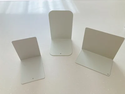 「本を立てるだけ」のイメージを覆す！ブックエンドの多彩な使い方