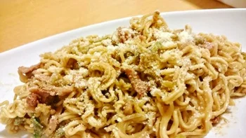 できあがったカルボ焼きそばはこちら。「カルボナーラみたい！」という味を期待してはいけない