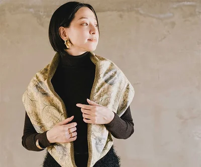 少し肌寒い時は肩からかけておくだけでもオシャレ♪