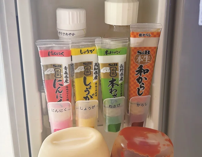 薬味チューブホルダーは冷蔵庫のドアポケットの中で埋もれがちな小さめのチューブ類を、1本ずつ収納できる