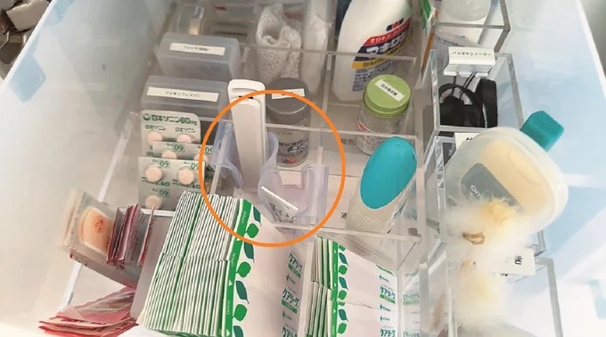 薬味チューブホルダーは引っ掛ける場所があれば、どこでもこまごましたものの定位置をつくれます。薬箱の中ならチューブの塗り薬、爪切り、目薬など