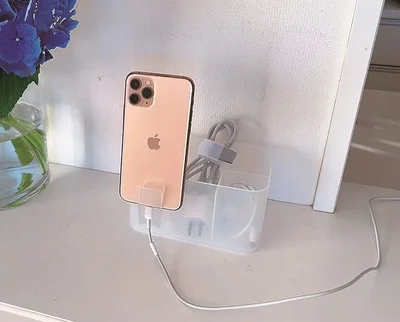 薬味チューブホルダーは、下からケーブルを通して、充電コーナーのスマホスタンド代わりに！