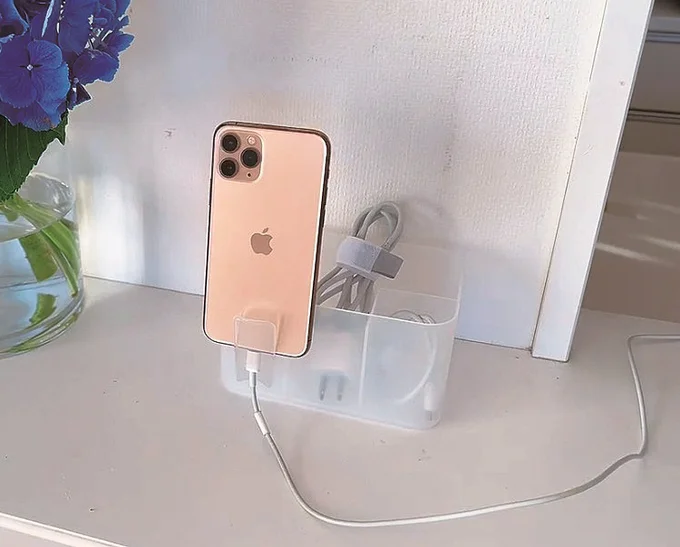 薬味チューブホルダーは、下からケーブルを通して、充電コーナーのスマホスタンド代わりに!