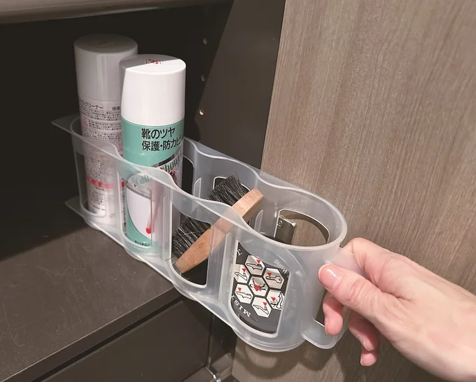 缶ストッカーはちょっとしたすき間を活用してひとまとめに収納でき、ケースごと引き出せば奥のものもすぐ取れます