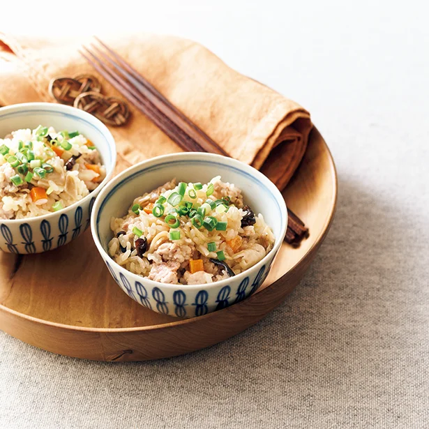 味つけはめんつゆだけ！ 豚バラときのこのうまみが広がる「たっぷりきのこのレンジおこわ」【料理家さんのとっておきレシピ】