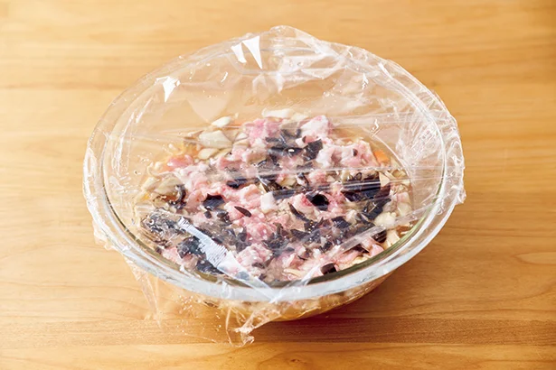 浸水させた米に具をのせて、レンチンするだけでOK。