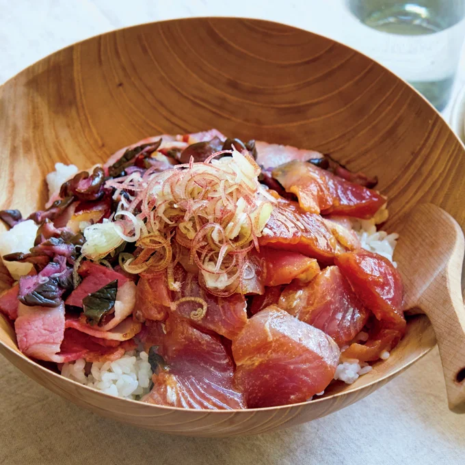 手ごろで食べごたえがあるかつおは高コスパで肉感覚で使えます。ごはんに乗せれば家族も喜ぶボリューム満点の一皿に!