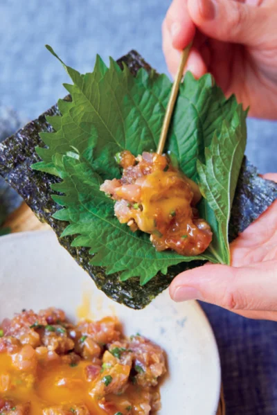 卵黄を全体にからめ、のりとしそを重ねた上にのせて。くるりと巻いて食べると香りがプラスされて極上の味わいに！